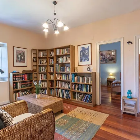 Antigua Casa De Escritor En La Playa De Mundaka