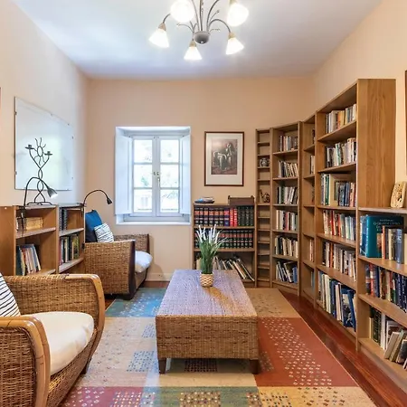 Antigua Casa De Escritor En La Playa De Мундака